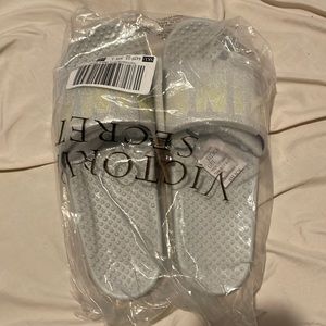 I’m selling these PINK slides this package has not been open.